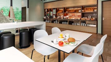Tägliches Frühstücksbuffet (13.9 EUR pro Person)