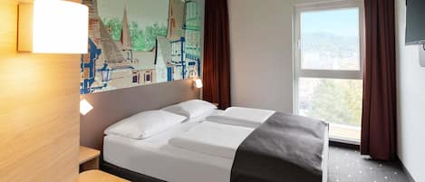 Habitación doble | Ropa de cama de alta calidad, escritorio, wifi gratis