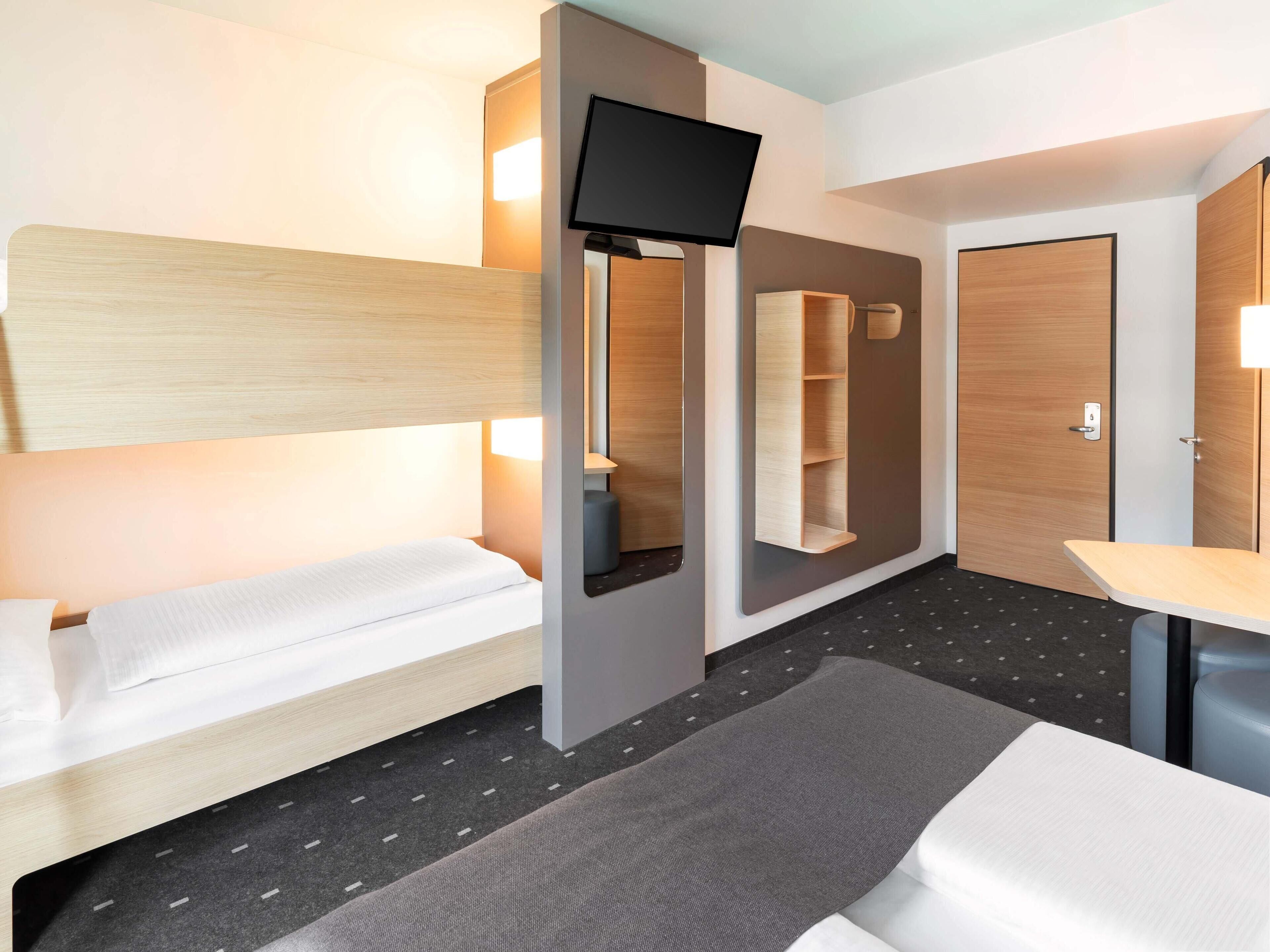 四人房 | 高級寢具、書桌、免費無線上網