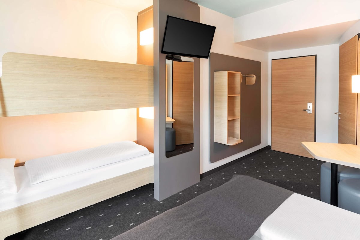 四人房 | 高級寢具、書桌、免費無線上網