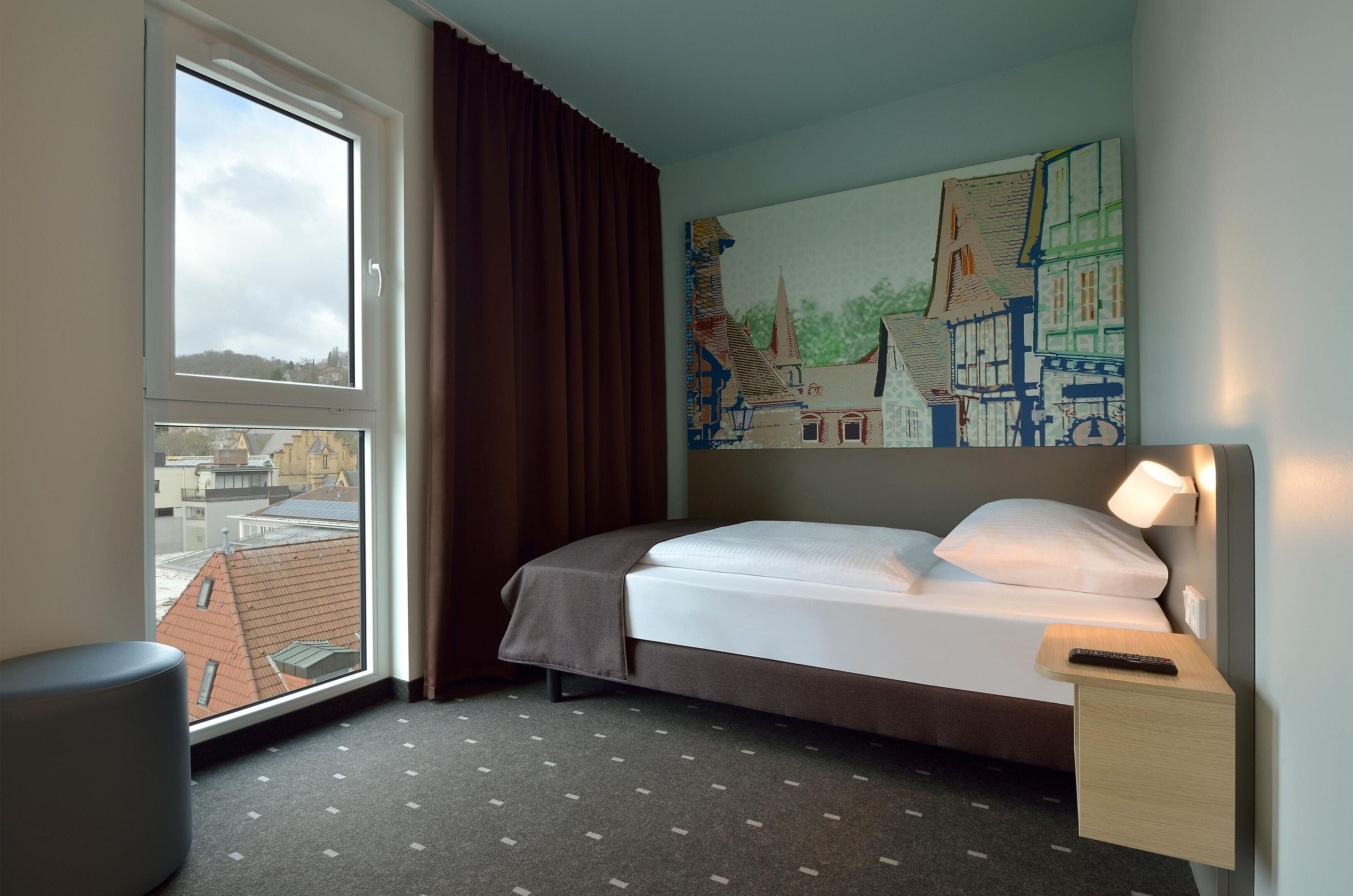 Premium bedding, desk, free WiFi