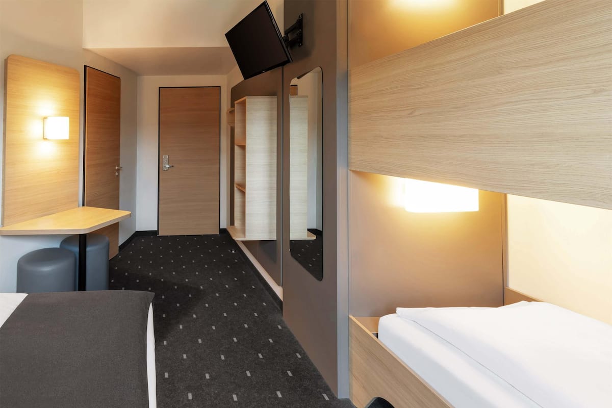 Habitación cuádruple | Ropa de cama de alta calidad, escritorio y wifi gratis
