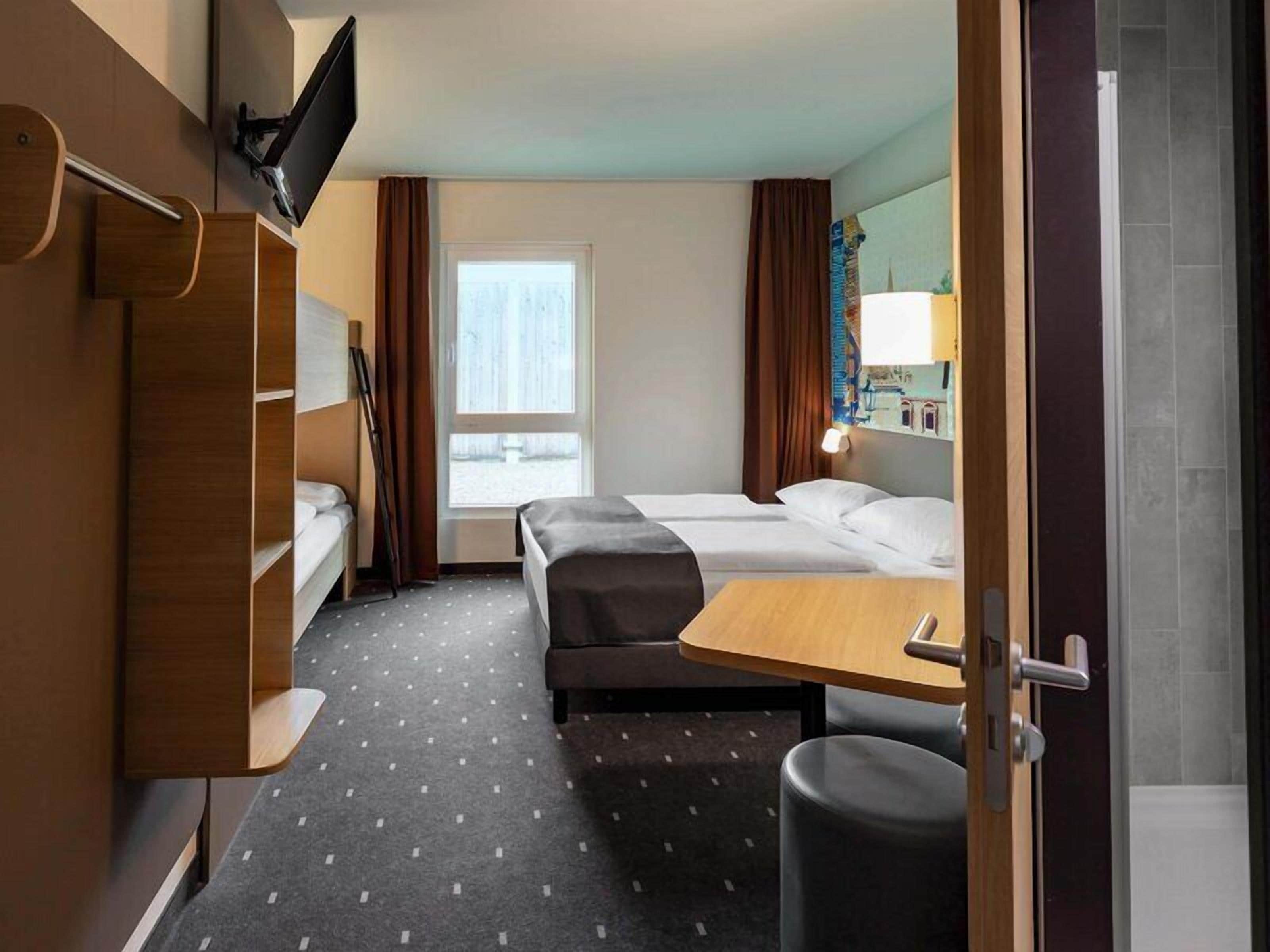 Quadruple Room | Premium bedding, desk, WiFi (free)