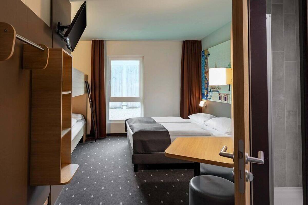 Quadruple Room | Premium bedding, desk, free WiFi