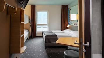 Quadruple Room | Premium bedding, desk, WiFi (free)