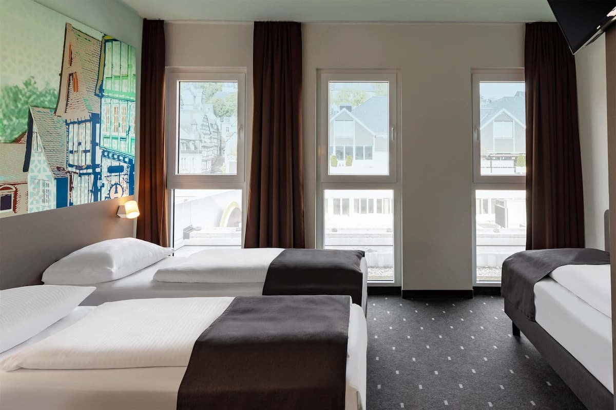 Habitación triple | Ropa de cama de alta calidad, escritorio y wifi gratis