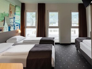 Premium bedding, desk, free WiFi