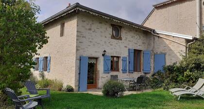 Family-friendly cottage with garden, wifi, baby gear, pet-friendly