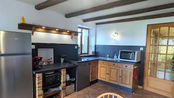 Een koelkast, een vaatwasser, een kinderstoel