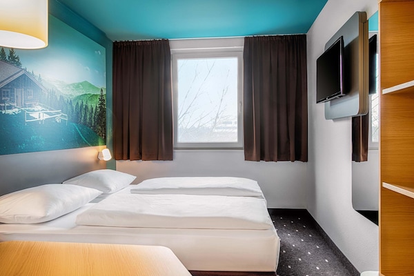 Desk, soundproofing, free WiFi