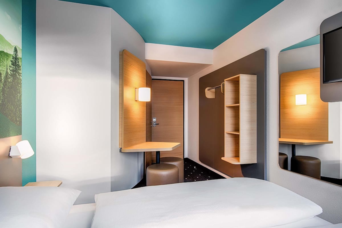 Escritorio, sistema de insonorización y wifi gratis