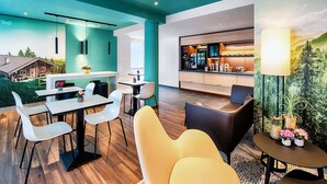 Un interior moderno con comedor, cocina y barra.