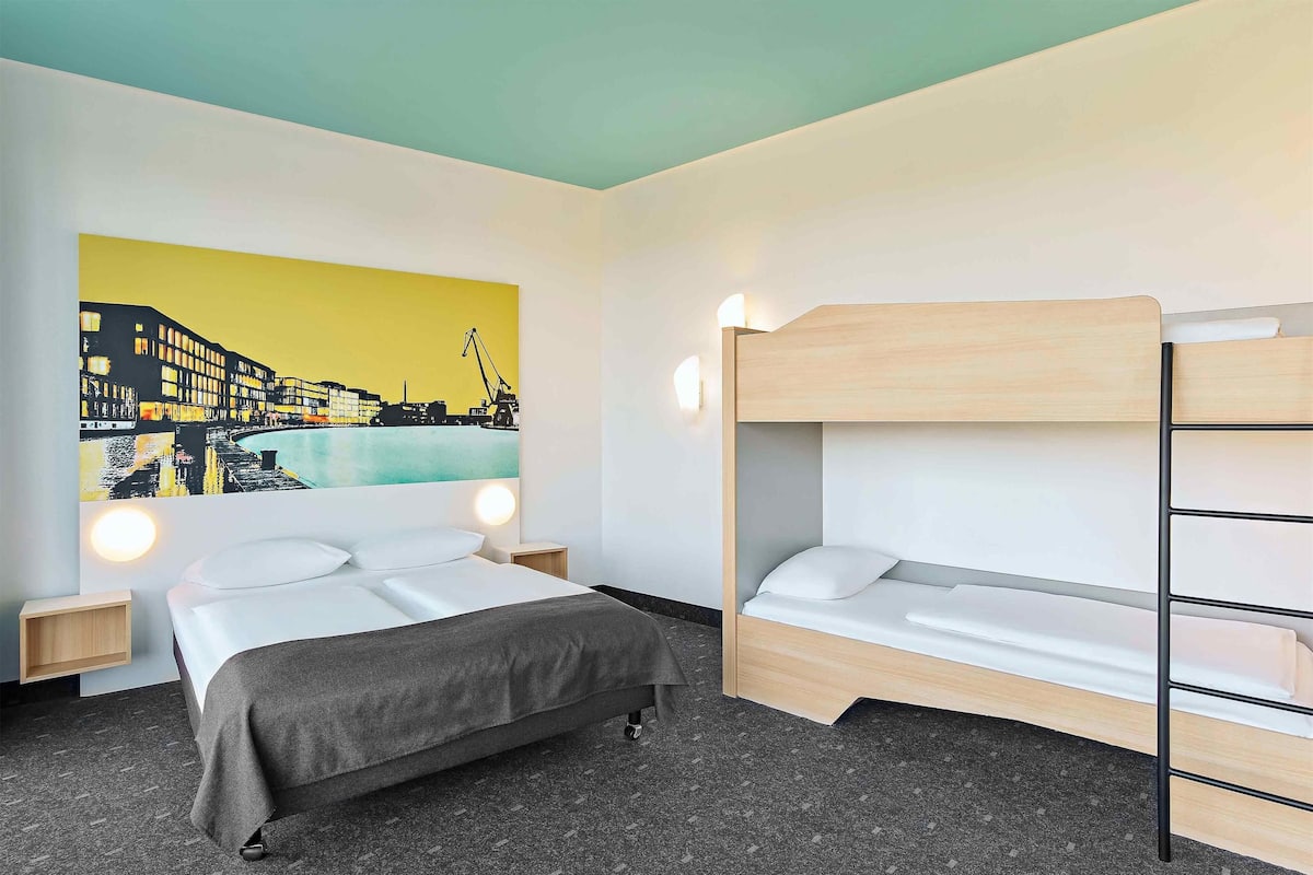 Quadruple Room | Desk, free WiFi, bed sheets