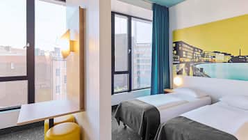 Quarto duplo | Escrivaninha, Wi-Fi de cortesia, roupa de cama