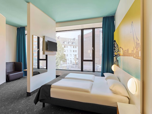 Een bureau, gratis wifi, beddengoed