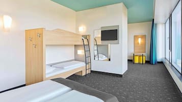 Habitación cuádruple | Escritorio, wifi gratis, ropa de cama