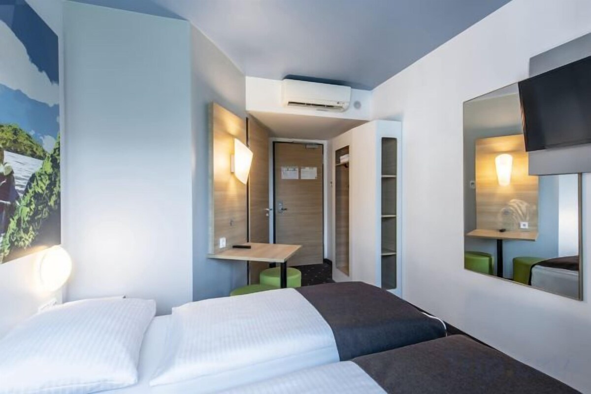 Hypo-allergenic bedding available, desk, soundproofing, WiFi (free)