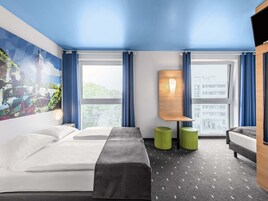 Hypo-allergenic bedding, desk, soundproofing, free WiFi