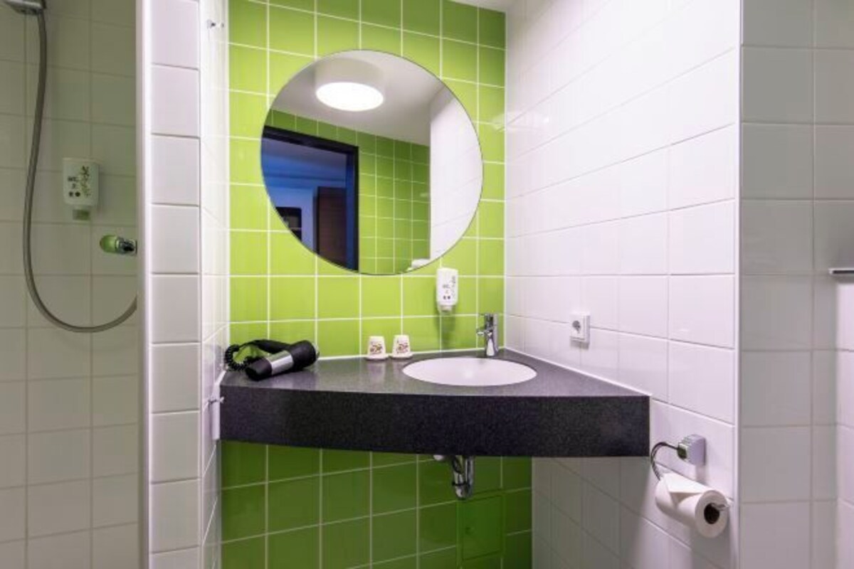 Baño | Ducha, secador de pelo, toallas y jabón
