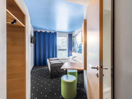 Twin Room | Hypo-allergenic bedding, desk, soundproofing, free WiFi