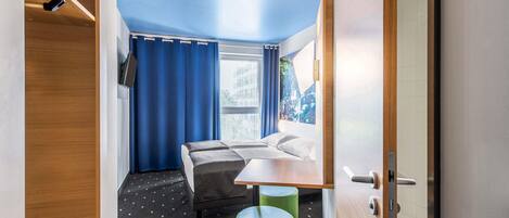 Hypo-allergenic bedding, desk, soundproofing, free WiFi