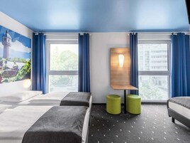 Quarto triplo | Roupas de cama antialérgicas, escrivaninha, quartos à prova de som