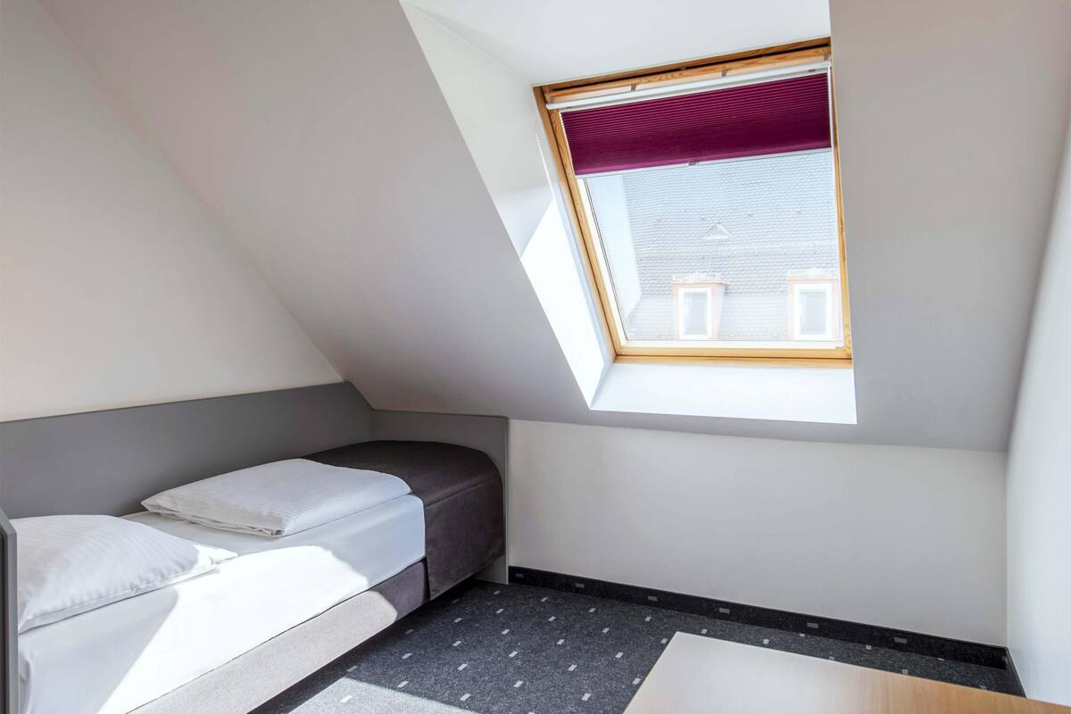 triple room | desk, soundproofing, free wifi, bed sheets