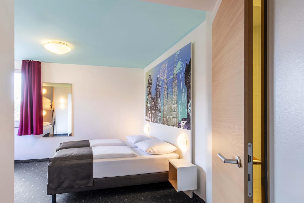 Vierbettzimmer | Schreibtisch, schallisolierte Zimmer, kostenloses WLAN, Bettwäsche