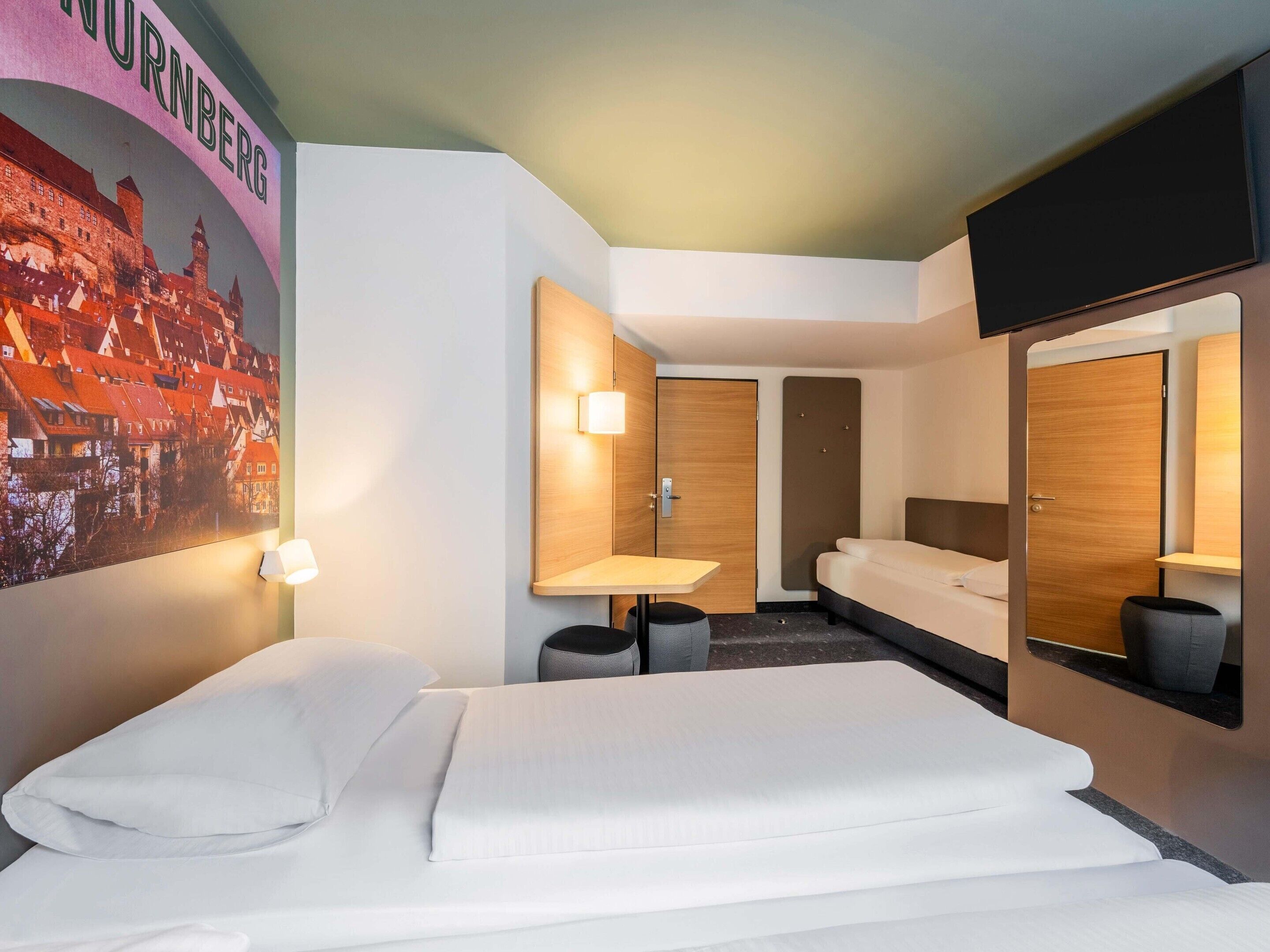 Habitación triple | Escritorio, sistema de insonorización, wifi gratis y ropa de cama