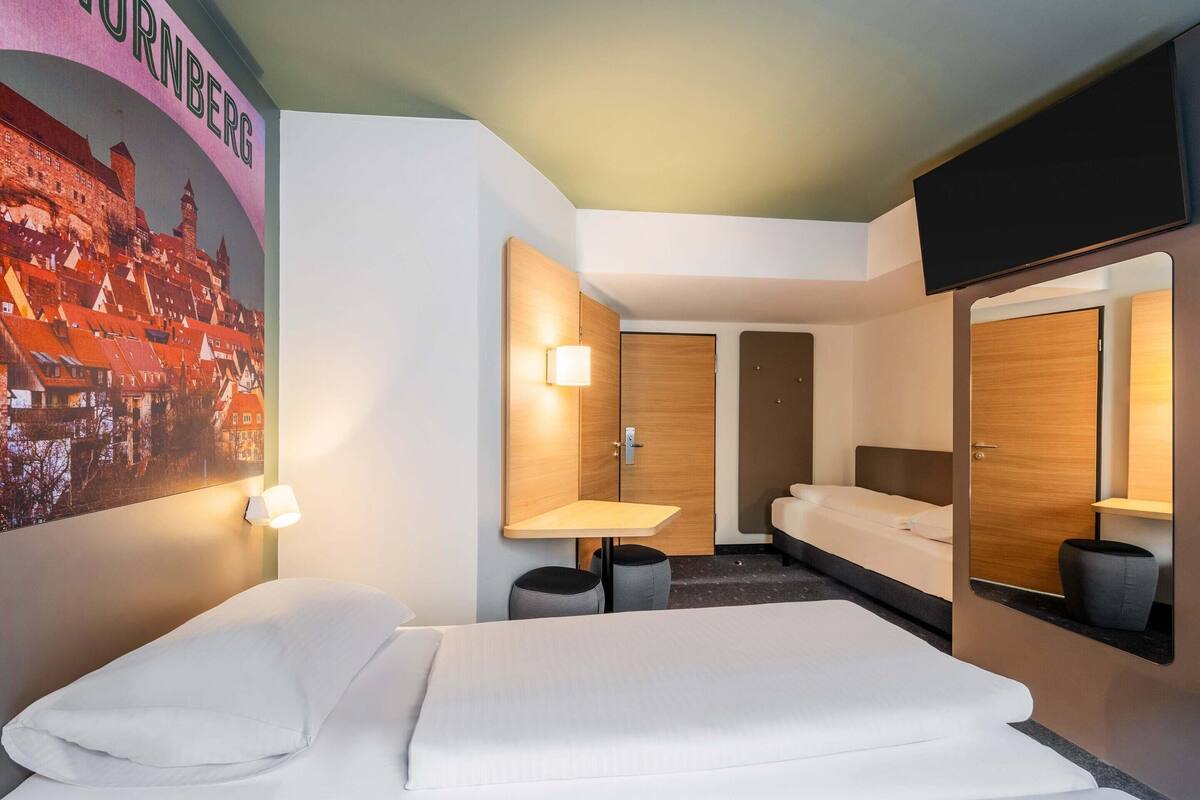 Habitación triple | Escritorio, sistema de insonorización, wifi gratis y ropa de cama