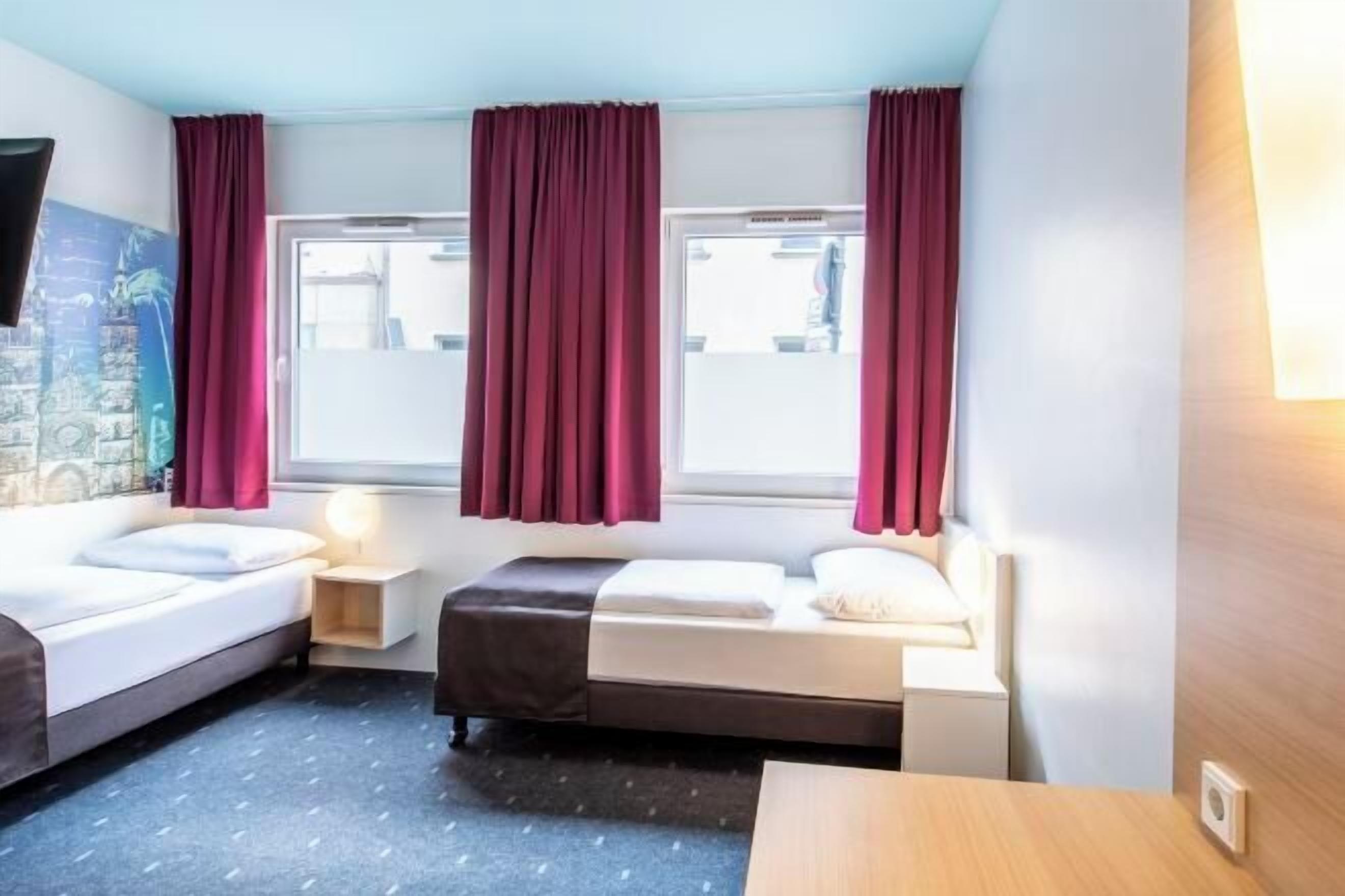 Een bureau, geluiddichte muren, gratis wifi, beddengoed