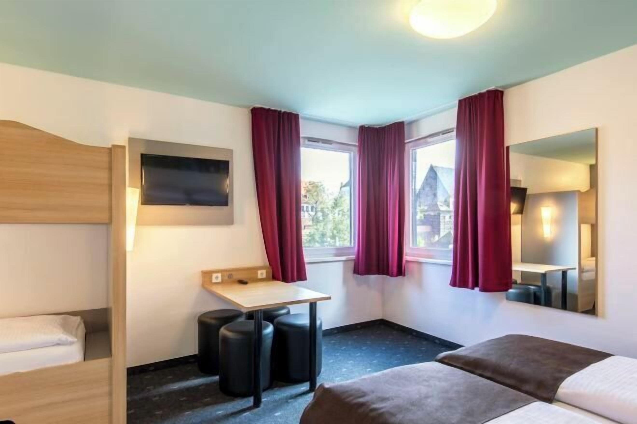 Een bureau, geluiddichte muren, gratis wifi, beddengoed