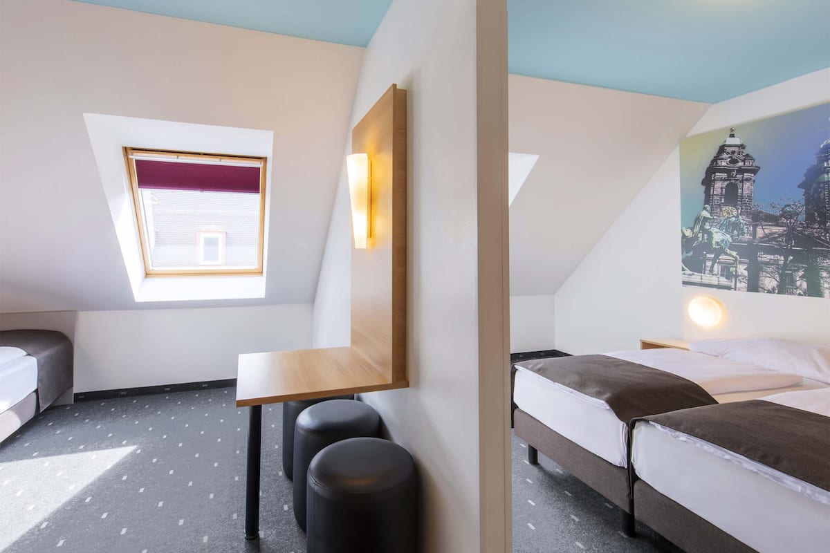 Dreibettzimmer | Schreibtisch, schallisolierte Zimmer, kostenloses WLAN, Bettwäsche