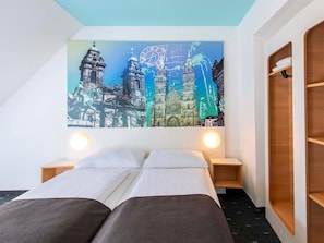 Dreibettzimmer | 1 Schlafzimmer, Schreibtisch, schallisolierte Zimmer, kostenloses WLAN