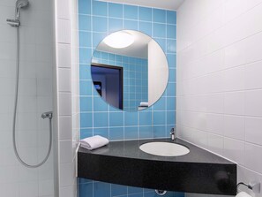 Shower, hair dryer, towels - B&B Hotel Nürnberg-City (Nuremberg)