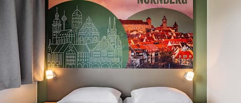 Escrivaninha, quartos à prova de som, Wi-Fi de cortesia, roupa de cama