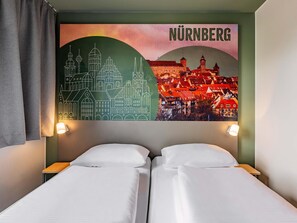 Escritorio, sistema de insonorización, wifi gratis y ropa de cama