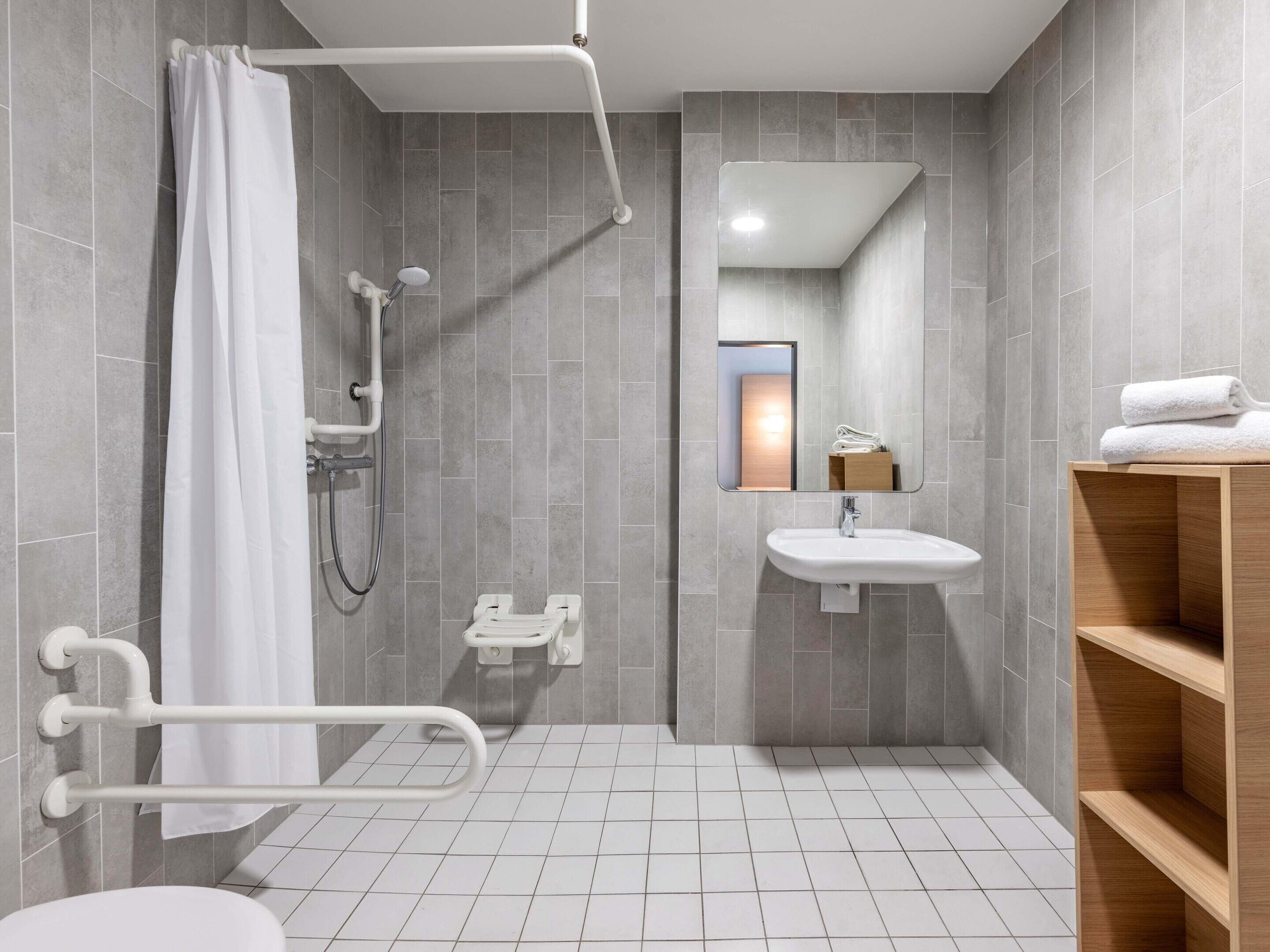 Een douche, een haardroger, handdoeken