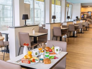Tägliches Frühstücksbuffet (13.9 EUR pro Person)