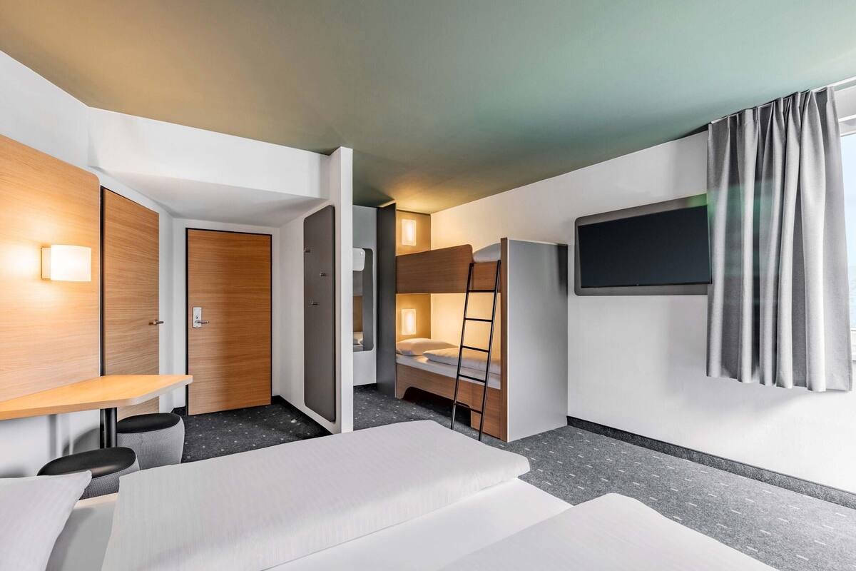 Habitación cuádruple | Escritorio, sistema de insonorización, wifi gratis y ropa de cama