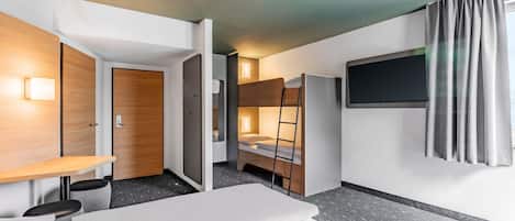 Quadruple Room | Desk, soundproofing, free WiFi, bed sheets