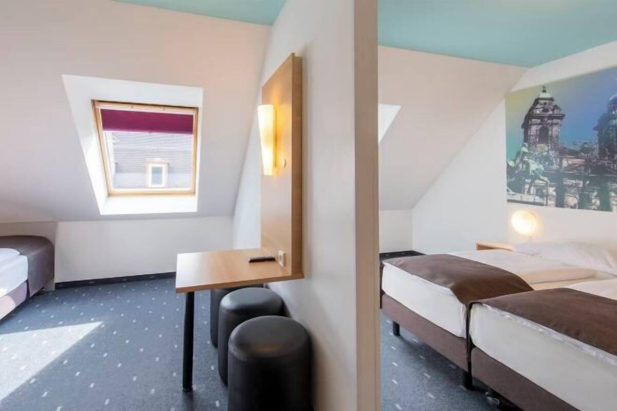 Een bureau, geluiddichte muren, gratis wifi, beddengoed