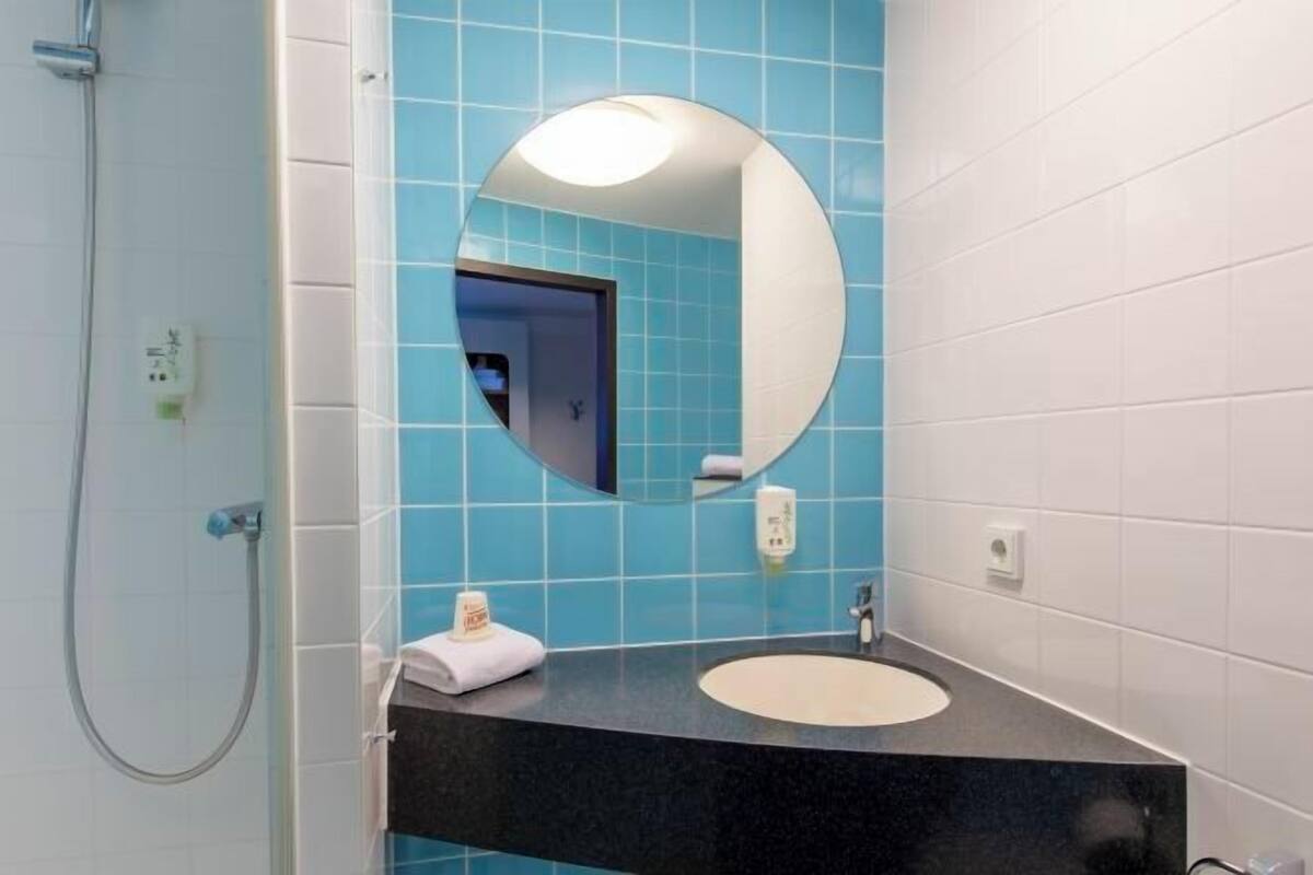 Een douche, een haardroger, handdoeken