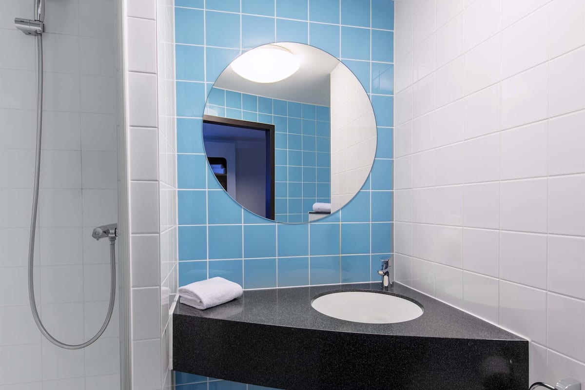 desk, soundproofing, free wifi, bed sheets