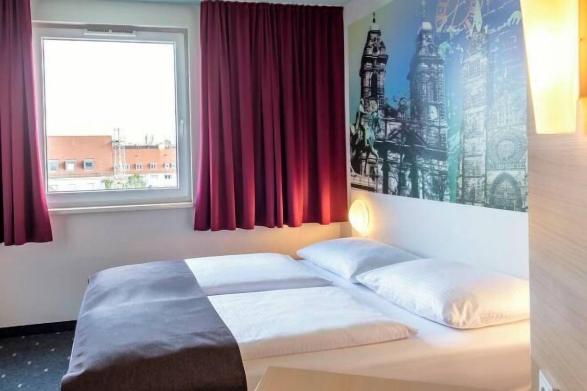 Escritorio, sistema de insonorización, wifi gratis y ropa de cama
