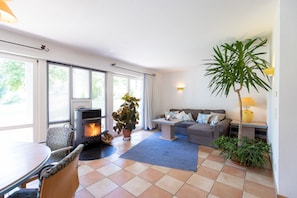 Réfrigérateur dans l'espace commun, chaise haute