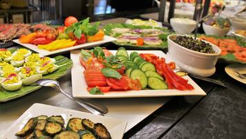 Buffet déjeuner servi les fins de semaine (25 EUR par personne)