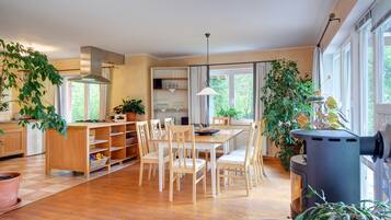 Familienchalet, Haustiere gestattet (Haus Christina) | Essbereich im Zimmer