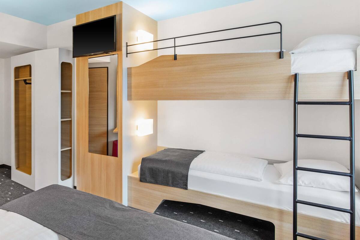 quadruple room | hypo-allergenic bedding, desk, soundproofing, free wifi