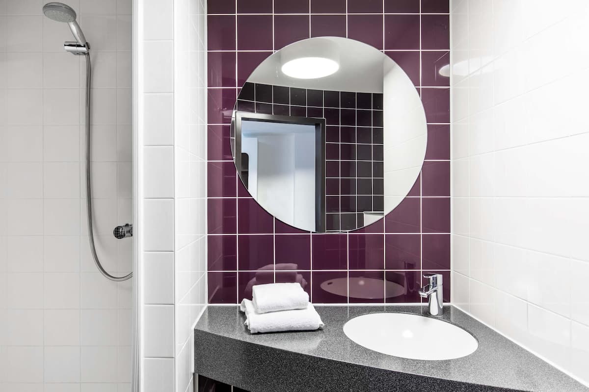 hypo-allergenic bedding, desk, soundproofing, free wifi